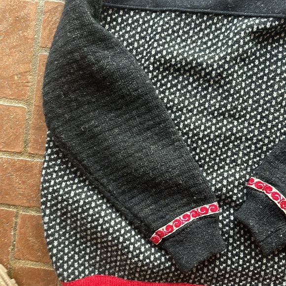 Men’s Scandinavian Score Sweater - Large. - Picture 8 of 13